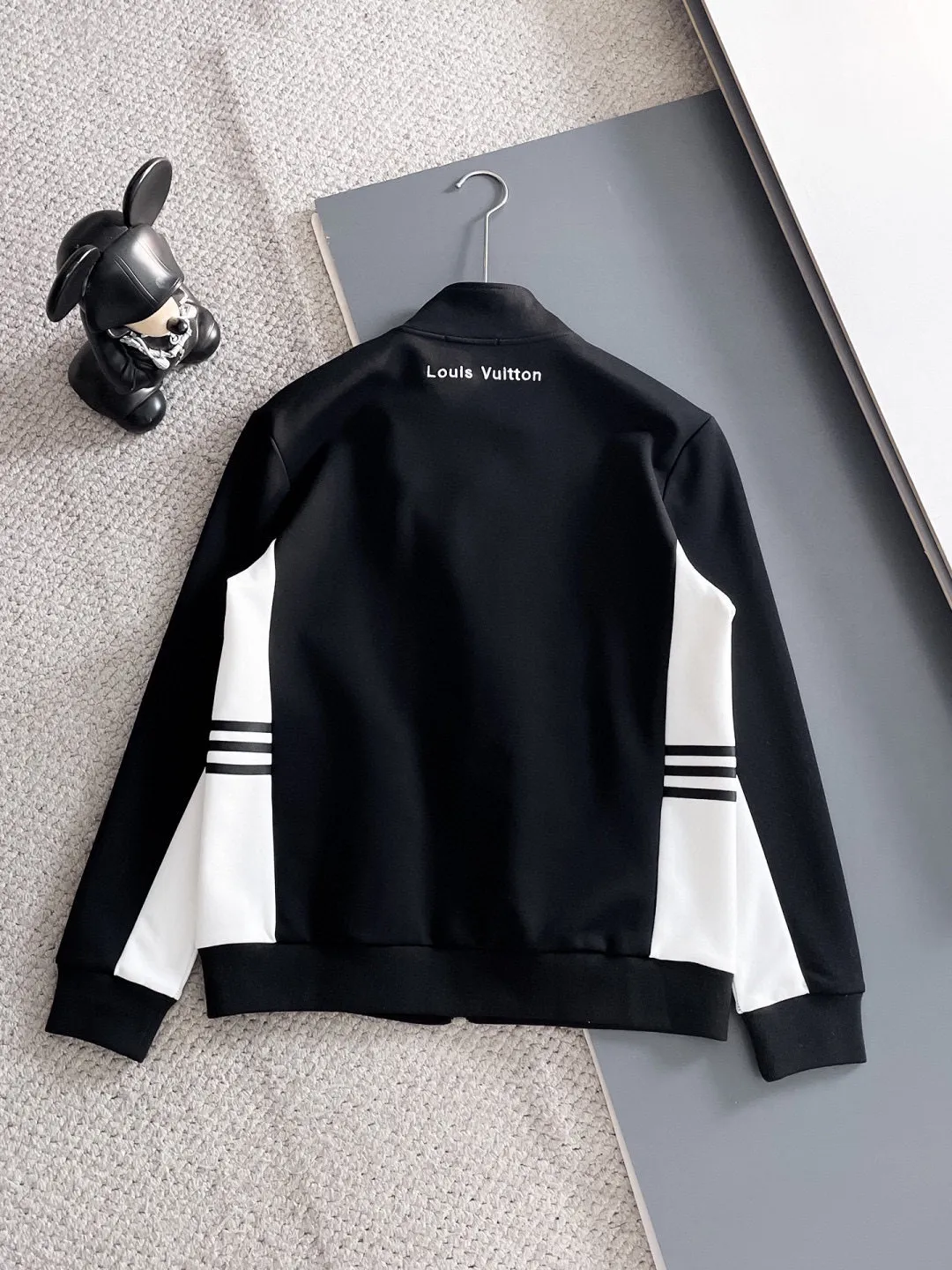 🅿️720 LV hot-selling suit is coming. Focus on the original version of the official website. 2025 new hot-selling cardigan suit. The original order is the best. 🇭🇰The meticulous work of top designers. It has a fitting and perfect upper body effect. All-natural high-quality Tencel Roman cotton 100%, close-fitting comfort, noble and elegant! Original hardware embodies elegance and nobility! Counter size: M-3XL (maximum wear up to 190 pounds)
